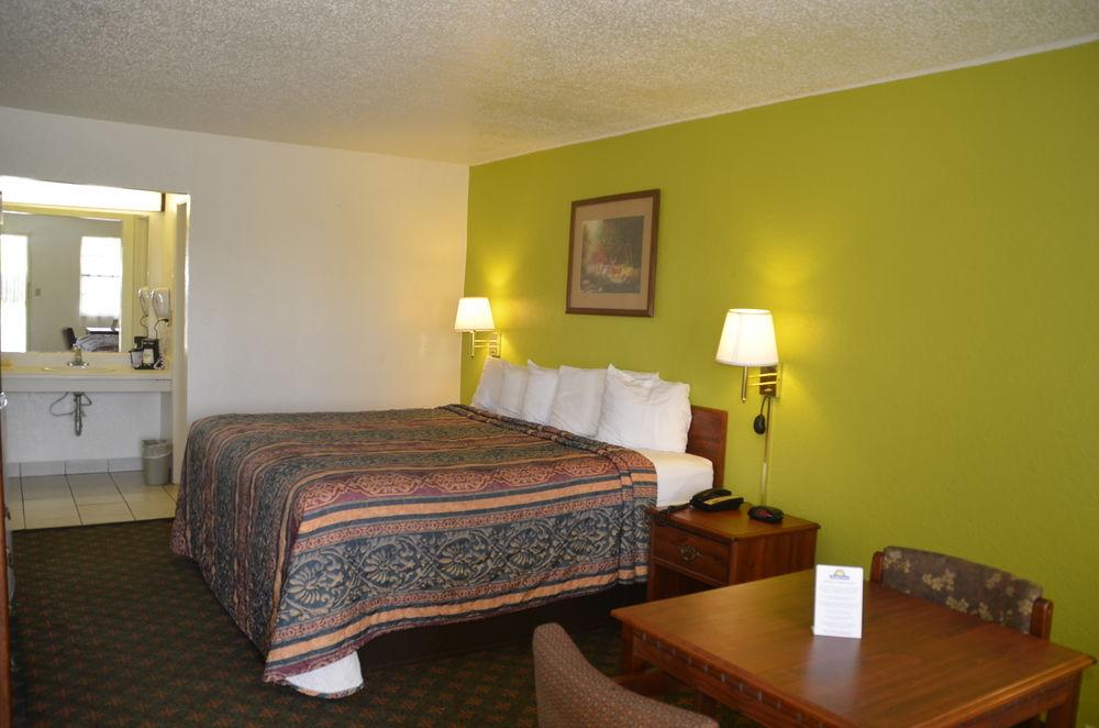 Days Inn By Wyndham San Antonio Lytle 외부 사진