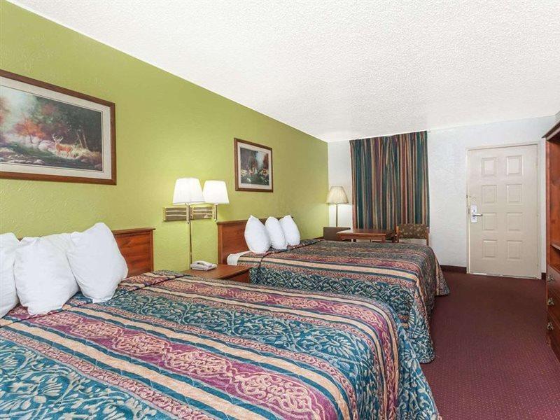 Days Inn By Wyndham San Antonio Lytle 외부 사진