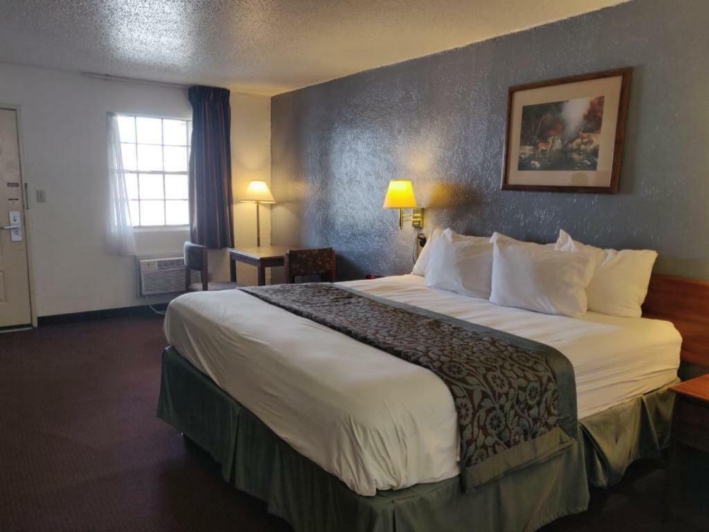 Days Inn By Wyndham San Antonio Lytle 외부 사진